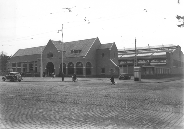 Cafe Restaurant Terminus, met op de achtergrond de Veemarkthallen, gezien vanuit de Parkweg. Gebouwd in 1938. Rechts de Nieuwe Markt, 1938 (F19205 RAN)