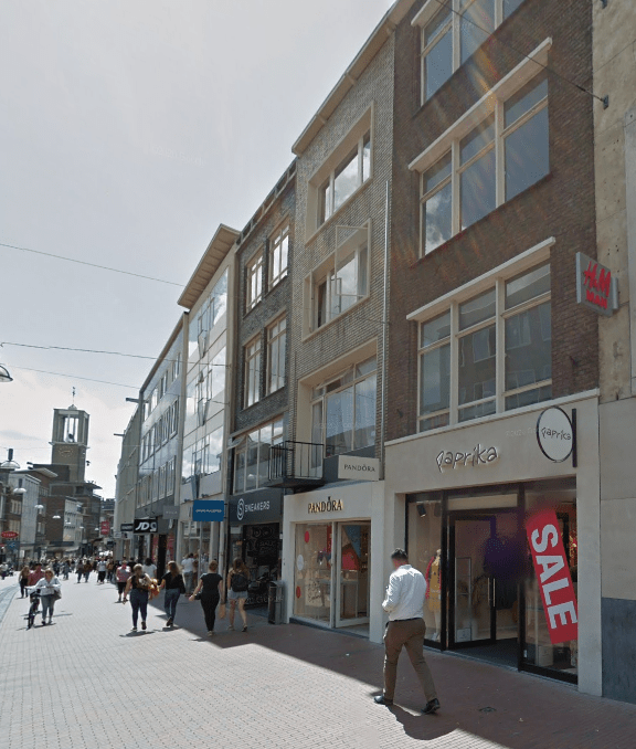 Broerstraat 24 in juli 2019, met sale bij Paprika (Google Streetview)