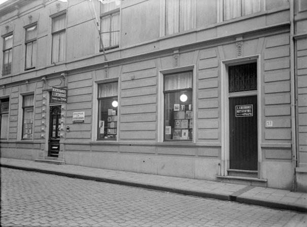 Boekhandel Berkhout op Stadsgracht 57, foto 1930-1936 (GN11003 RAN)