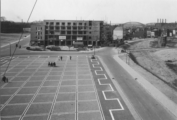Het in aanbouw zijnde woon-winkelcomplex (opening was op 29 juni 1951) aan de westzijde van Plein 1944 met links de Doddendaal en rechts de Houtstraat, 1951 (Commissariaat van Politie afd. Fotografie via F31941 RAN CC0) architect Rodenburg