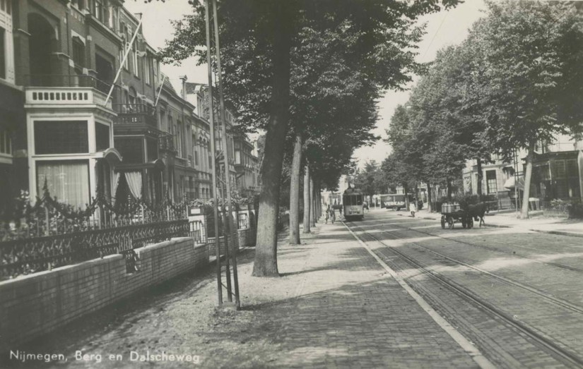 Rechts het café dat jarenlang oa Buitenlust en Trianon is geweest, foto gedateerd 1930-1944 (Ch. Kellerman via F12651 RAN)