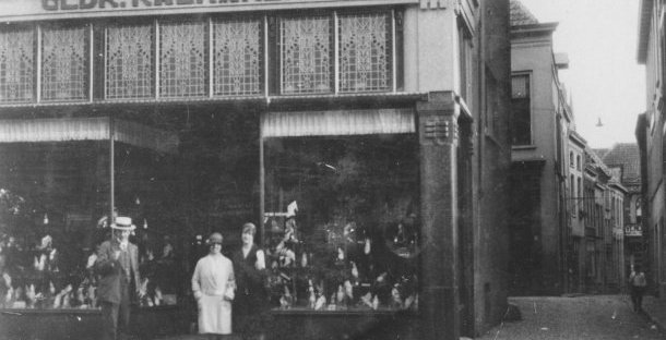 F17509 Raemakers Grote Markt Scheidemakersgas architect Veugelers 1930