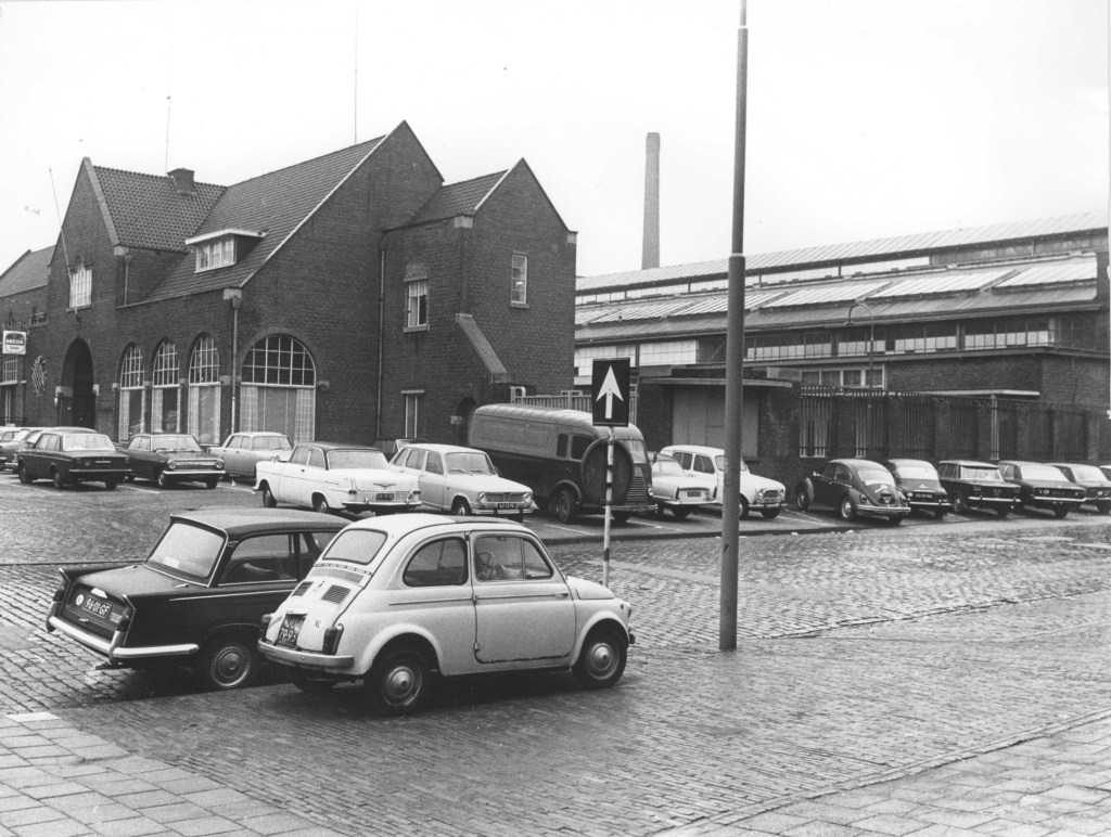 Links "Terminus", rechts de Veemarkthallen; op de voorgrond de Nieuwe Markt, 27/11/1971 (P. Arts, Dienst Publieke Werken en Volkshhuisvesting Nijmegen via F27295 RAN CC0)