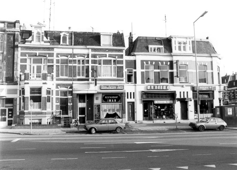 Hoek St. Annastraat met Fransestraat, op St. Annastraat 53a Antiekzaak L'Antique Interieure en op de hoek St. Annastraat 55 café St. Anneke, 1989 ( Anton van Roekel via RAN CCBYSA)