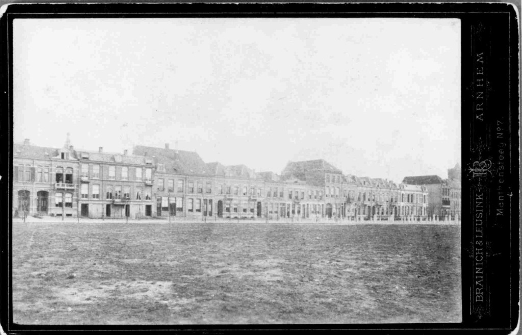 De Veemarkt; Afgebeeld is de oostkant van de Nieuwe Markt, tussen de Lange Hezelstraat ( Rechts) en het Waalplein ( Links) beide niet zichtbaar. Rechts zijn zichtbaar de paaltjes van de Veemarkt (F7679 RAN)