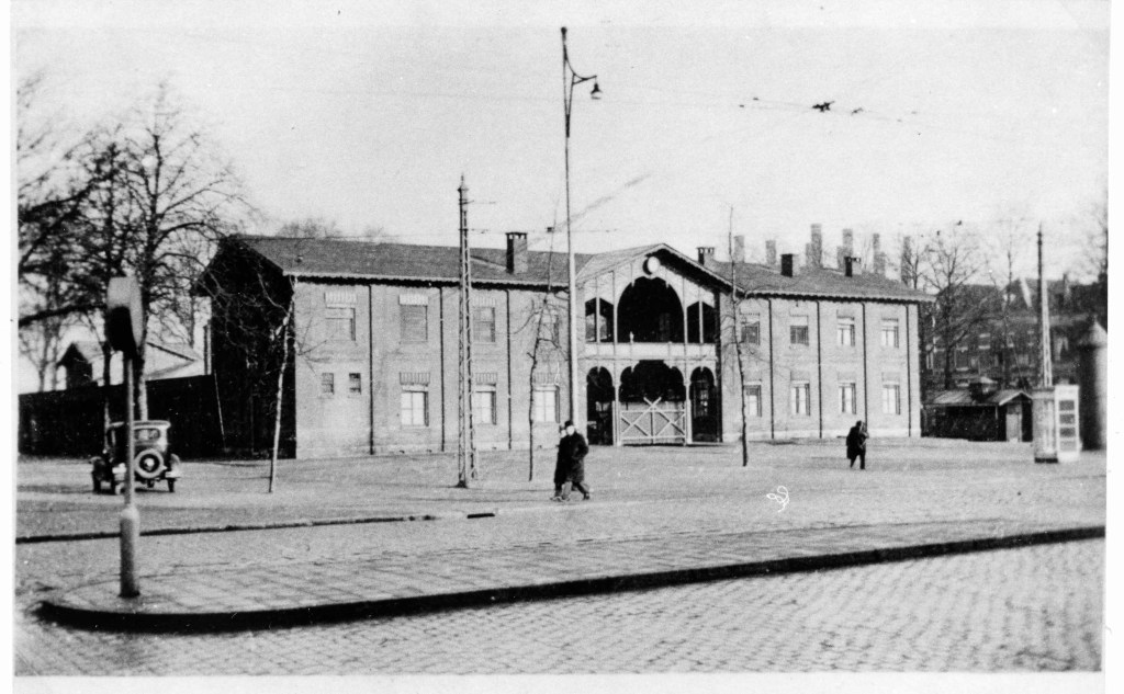 De Korenbeurs, gezien vanaf de Lange Hezelstraat in noordelijke richting. De Korenbeurs bestond vanaf 1882 tot aan de sluiting in 1923. Het gebouw werd gesloopt na 1937. Daarvoor in de plaats kwamen de Veemarkthallen, 1930 (Evert F. van der Grinten via F78342 RAN CCBYSA Auteursrechthouder: RAN)