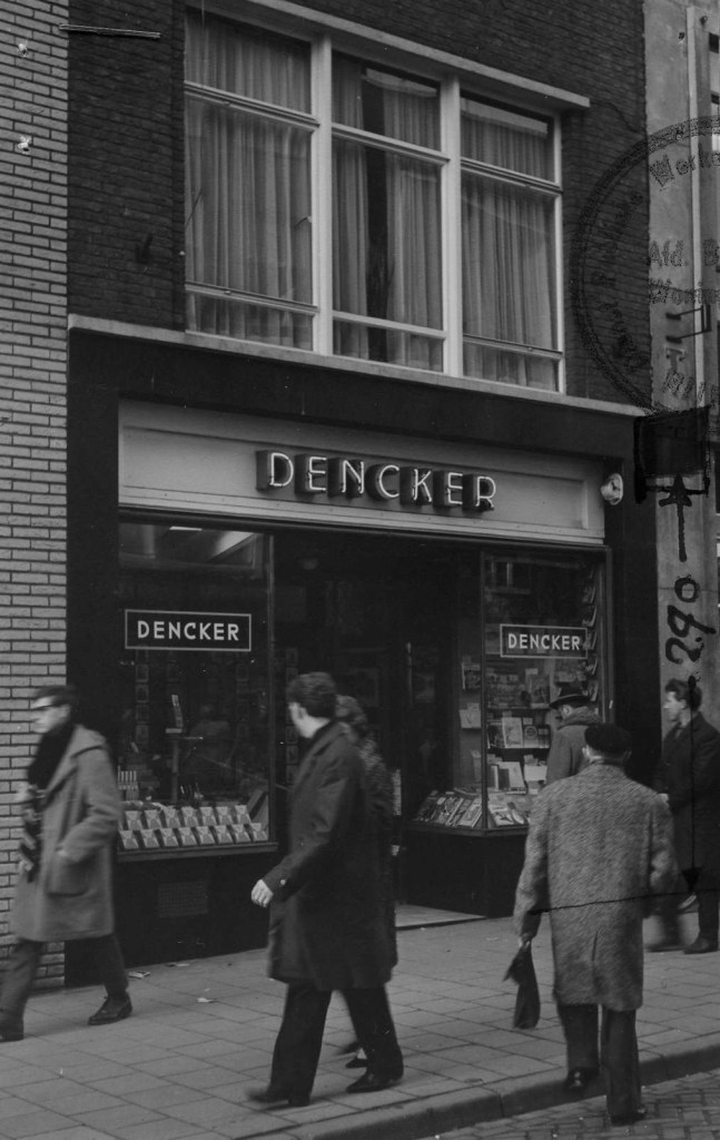 F86305 Dencker boekhandel Broerstraat 24 in 1964 JFM Trum CCBYSA architect Okhuysen