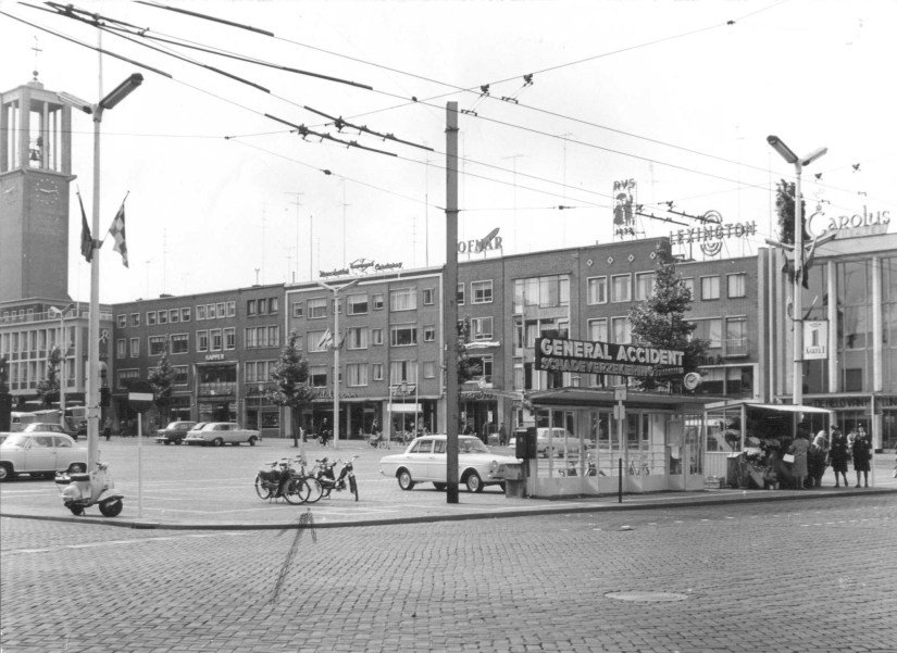 Hilckmann op Plein1944: De zuidwand van het Plein 1944 , met links de toren van de Petrus Canisius-kerk aan de Molenstraat, 1960 (Foto Grijpink via F6020 RAN CCBYSA) architect Zwanikken