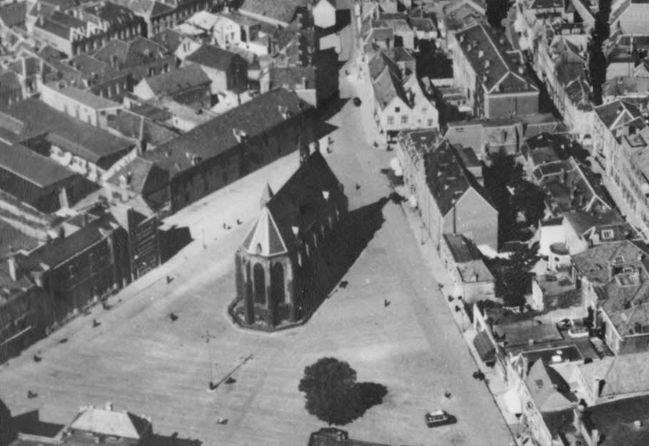 Het linkergebouw op de Marienburg is nog net te zien: dit is de Nederlanden van 1845. Detail van Luchtfoto van het stadscentrum met linksboven de Petrus Canisiuskerk aan de Molenstraat, links de Marienburgkapel en het Arsenaal op het Marienburg en rechtsboven de St. Dominicuskerk, 1935 (F58061 RAN)