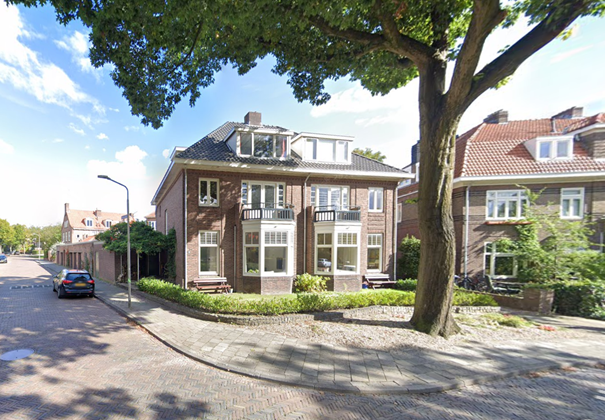 Balistraat 9 en 11, links nummer 9 en links daarvan de Borneostraat, September 2022 (Google Streetview)