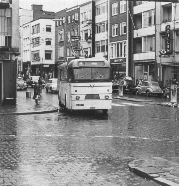Augustijnenstraat, rechts naast de trolleybus is slagerij van Kempen te zien, 8/7/1964 (Fotopersbureau de Gelderlander, auteursrechthouder J.F.M. Trum via F56272 RAN)