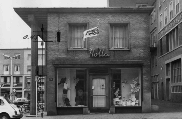 Winkel in werkkleding van de firma Holla, 1961, Plein 1944 152 architect Okhuysen (Nico Grijpink via F92138 RAN CCBYSA)