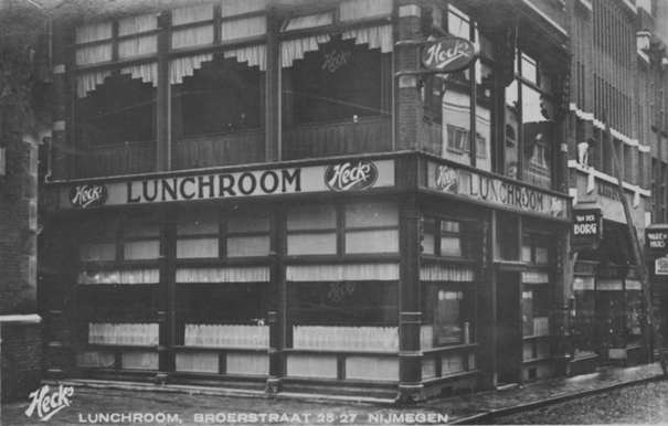 De Lunchroom Heck's op de Broerstraat, 1930 (F18243 RAN)