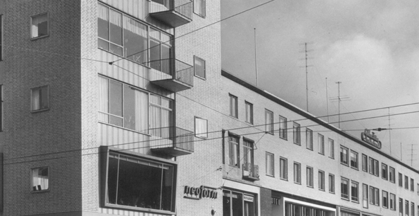De winkel van Neoform/M. vd Ven: Panden aan de noordzijde: v.l.n.r. Schoenenzaak Neoform (Plein 1944 nr. 119), Cafe Restaurant Royal (Plein 1944 nr. 128) , Hotel Cafe Lunchroom American (Plein 1944 nr. 129-131) en Lunchroom Pleinzicht (Plein 1944 nr. 135), 1958 (Foto Grijpink via F32460 RAN CCBYSA) Architect Rodenburg