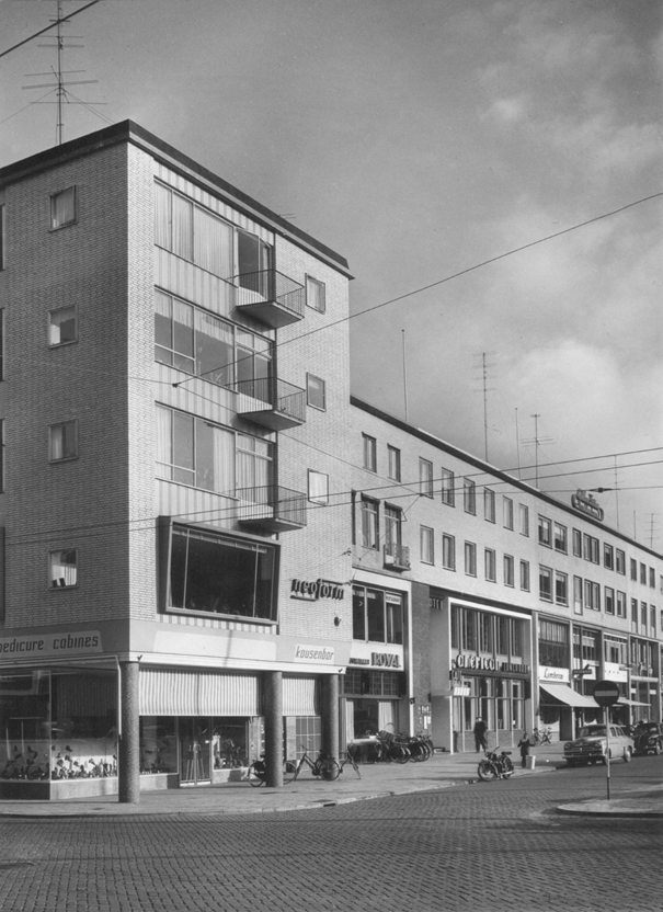 De winkel van Neoform/M. vd Ven: Panden aan de noordzijde: v.l.n.r. Schoenenzaak Neoform (Plein 1944 nr. 119), Cafe Restaurant Royal (Plein 1944 nr. 128) , Hotel Cafe Lunchroom American (Plein 1944 nr. 129-131) en Lunchroom Pleinzicht (Plein 1944 nr. 135), 1958 (Foto Grijpink via F32460 RAN CCBYSA) Architect Rodenburg