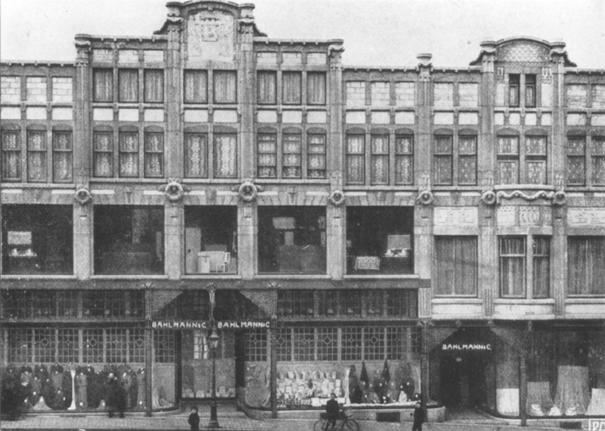 De voorgevels van de beide panden van Bahlmann & Co., Manufactuur & Modeartikelen aan de Grote Markt, 1915-1920 (F13420 RAN)