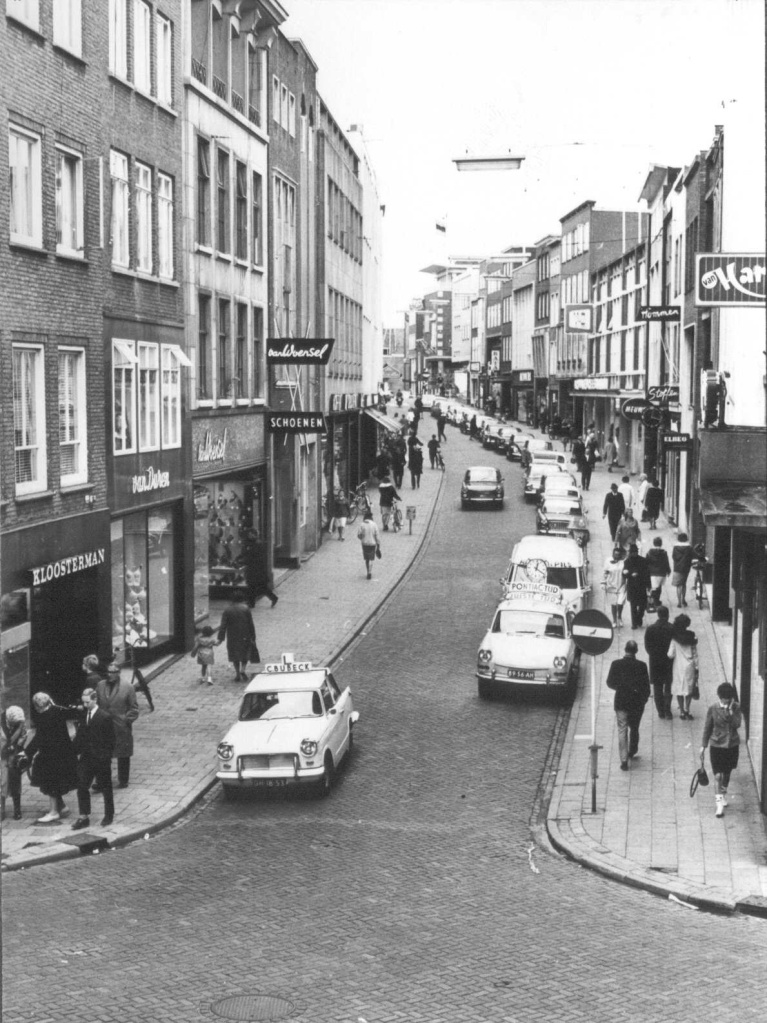 Kloosterman links op de hoek in 1966: gezicht in noordelijke richting, vanaf boekhandel Kloosterman (links) en schoenwinkel Van Haren (rechts) op de hoek van de Broerstraat , gezien in de richting van de Grotestraat