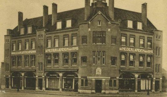Kantoor van Assurantie-Maatschappij tegen Brandschade en op het Leven 'De Nederlanden van 1845', ontworpen door architect H.P. Berlage en in 1945 tijdens oorlogshandelingen verwoest (F29582 RAN)