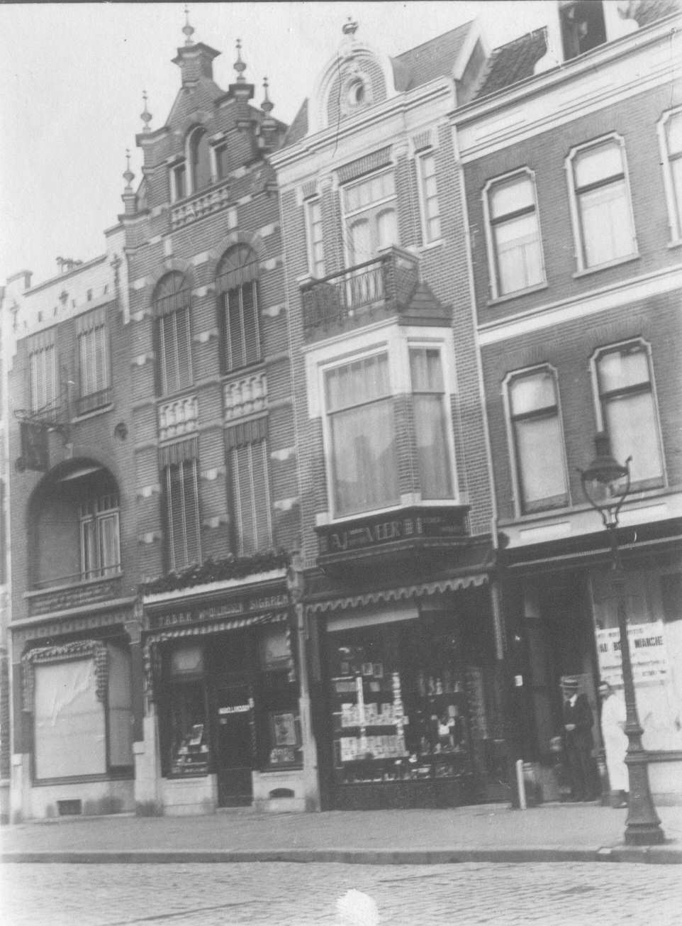 De Winkel van A.J. van der Veer, winkelier in luxe artikelen, na de verbouwing, 1913 (f30581 RAN) Molenstraat 94 architect Veugelers