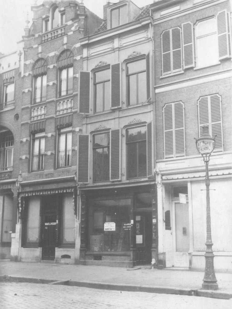 De Winkel van A.J. van der Veer, winkelier in luxe artikelen, voor de verbouwing, 1913 (F30582 RAN) Molenstraat 94