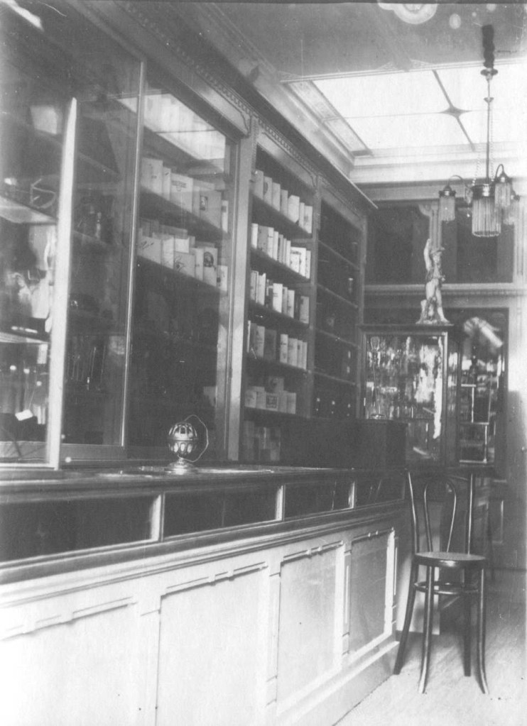 Interieur van de Winkel van A.J. van der Veer, winkelier in luxe artikelen, 1914 (f30584) Molenstraat 94 architect Veugelers