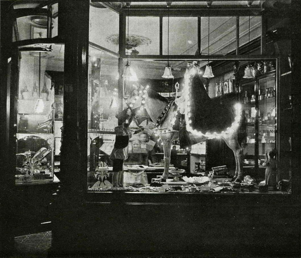 St. Nicolaas-etalage van bakkerij Piet Joosten (Installatie J.A. Paijens-AEG). Reproductie uit: Gebruikt Electriciteit! Reclame uitgave der Gemeente-Electriciteitswerken te Nijmegen, eerste serie no. 2 'Onze Winkels', Nijmegen 1910, 1909 (P.H. Kouw via F47564 RAN)