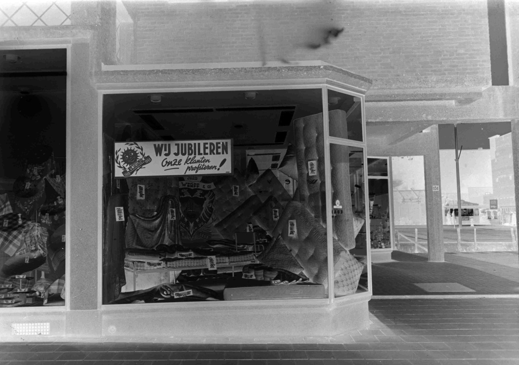 Etalage van meubelwinkel Van der Werff, t.g.v. hun jubileum 1953 (J.F.M. Trum via Gn42658 RAN) architecten Pouderoyen en Deur Plein 1944 Molenstraat