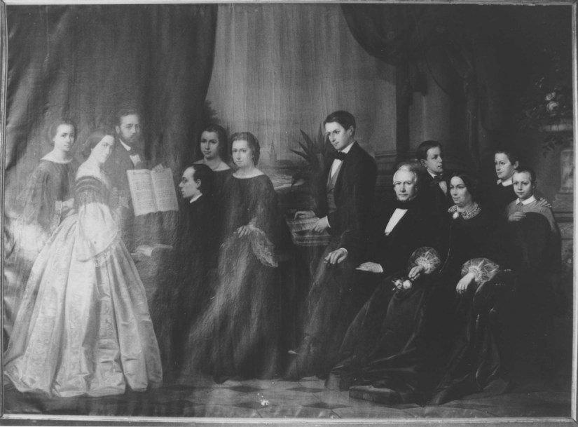 Portret van de familie Bahlmann door de Rotterdamse schilder Johannes Antonius Canta (1816-1888), gemaakt voor hun woning 'Het Geldersch Hof'. Afgebeeld zijn rechts zittend: Bernardus Johannes Josephus Franciscus Bahlmann (12-9-1800 - 28-4-1882) en zijn vrouw Maria Agnes Elizabeth Bahlmann - Biederlack (2-12-1811 - 1869) en o.a. hun zeven kinderen (drie dochters en vier zonen). In 1954 schonk mevrouw Sträter uit Tilburg dit grote familieportret aan de gemeente Nijmegen. Het heeft achtereenvolgens in het stadhuis en in het Arsenaal gehangen; tegenwoordig is het te bezichtigen in museum 'Het Valkhof', 1861 (F22063 RAN) 