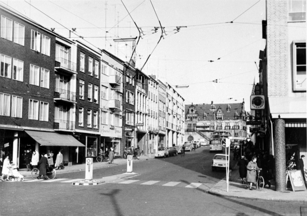 Augustijnenstraat vanaf Plein 1944: het 4e pand van links is Augustijnenstraat 19-23 (het lichte pand met de balkons waar de fiets geparkeerd staat), waarvan het Handwerkhuis en Cinderella de eerste winkels waren, 1967-1969 (Ber van Haaren, Auteursrechthouder Gemeente Nijmegen via ZN35932 - B RAN CC0)