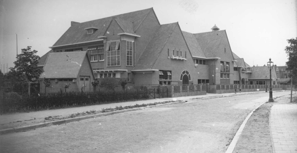 De St. Joannesschool, R.K. Bijzondere School voor Buitengewoon Lager Onderwijs, gedateerd 1930 (welke een periode zal weergeven) (F13560 RAN)