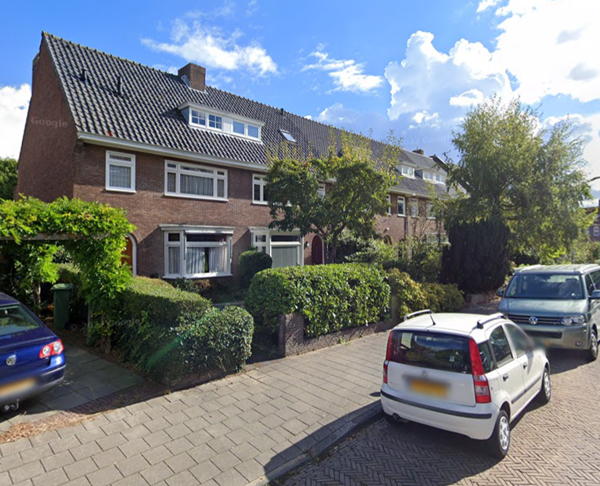 Madoerastraat 3 t/m 11, september 2022 (Google Streetview) Ontworpen en uitgevoerd door Bredero's Bouwbedrijf