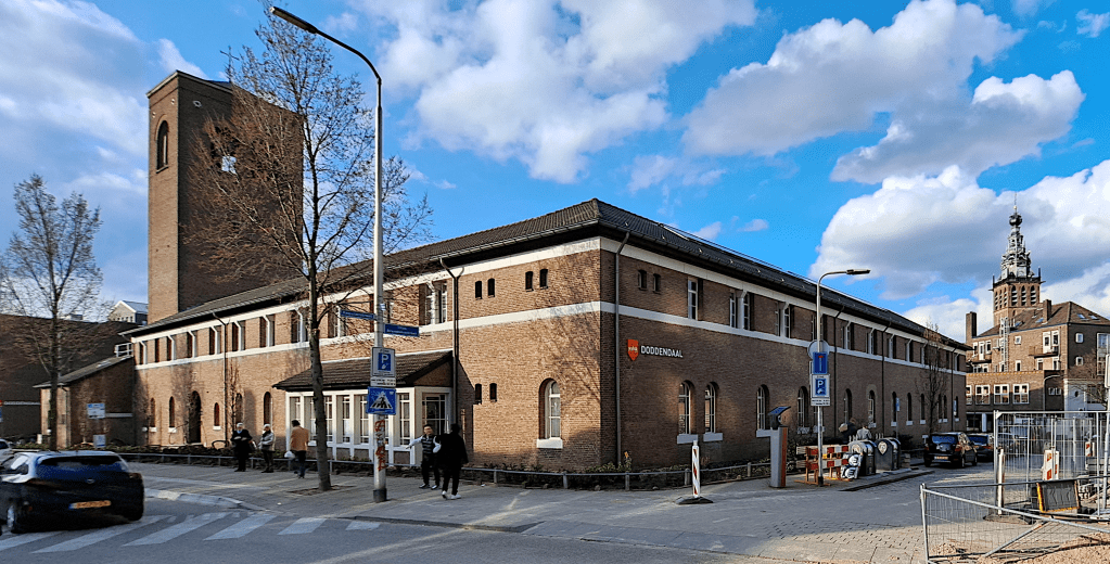 Voormalig Karmelietenklooster met toren van de Karmelietenkerk aan de Doddendaal architecten Deur en Pouderoyen