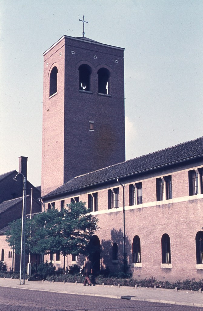 De Carmelietenkerk met klooster. 	1957 (Jeroen van Lith via D1040 RAN CC0)