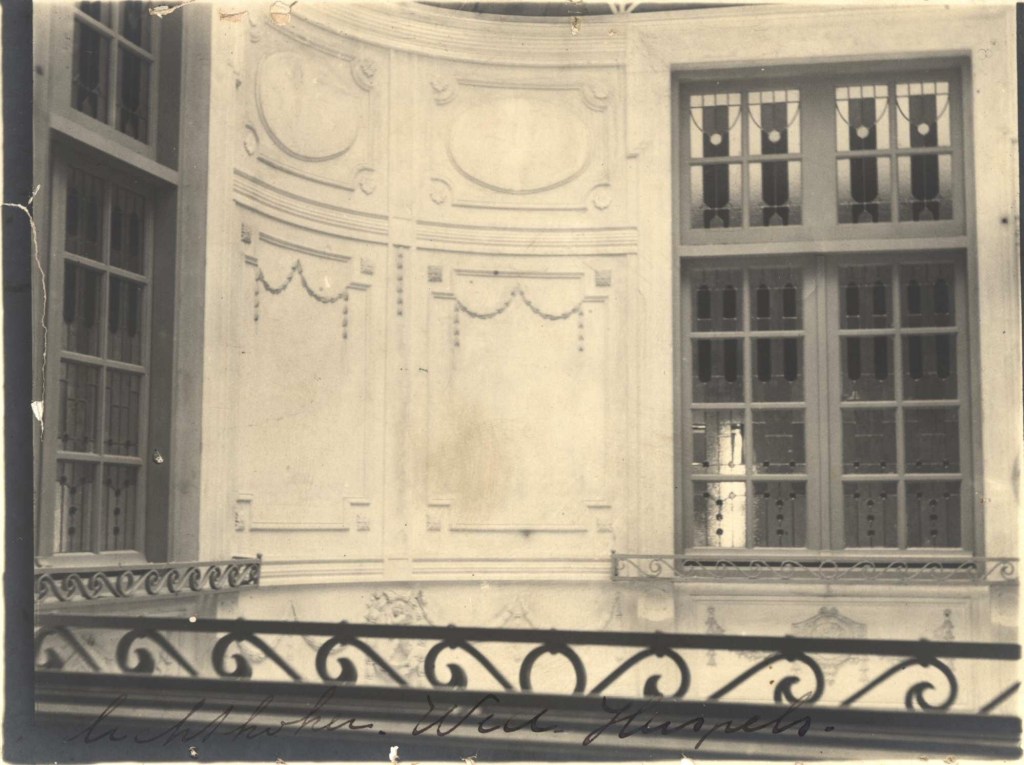 Lichtschacht op de bovenverdieping van de nieuwbouw van de damesmodezaak van de Firma Wed. W.G. Haspels , 1913 Lange Burchtstraat 16 architect Oscar Leeuw (F30624 RAN)