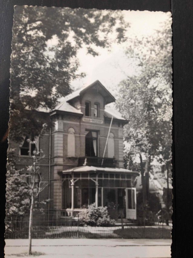 De villa "Westhof" op de hoek van de Berg en Dalseweg 172 ; in 1882 in opdracht van de doopsgezinde dominee J. Attema gebouwd op de uiterste hoek van het ontmantelde fort de Verbrande Molen, naar een ontwerp van architect Derk Semmelink in samenwerking met J.A. Giessing. De villa is een gemeentelijk monument, 1940-1960 (F39056 RAN) Dommer van Poldersveldtweg 1