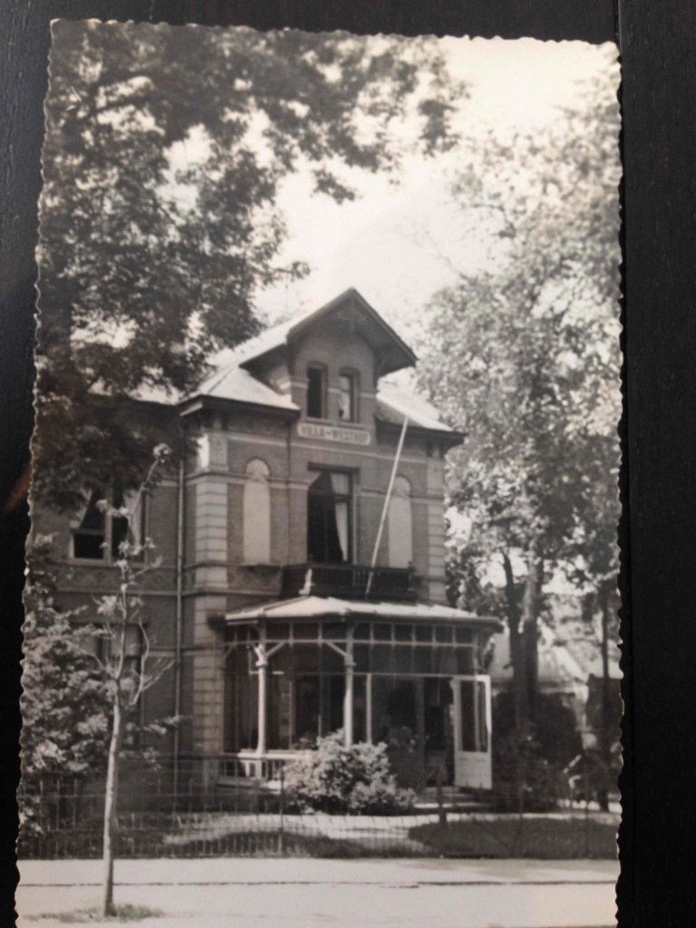 De villa "Westhof" op de hoek van de Berg en Dalseweg 172 ; in 1882 in opdracht van de doopsgezinde dominee J. Attema gebouwd op de uiterste hoek van het ontmantelde fort de Verbrande Molen, naar een ontwerp van architect Derk Semmelink in samenwerking met J.A. Giessing. De villa is een gemeentelijk monument, 1940-1960 (F39056 RAN) Dommer van Poldersveldtweg 1
