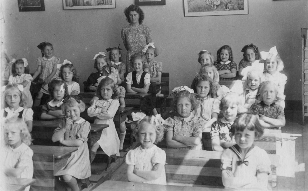 Klassenfoto van de lagere MariaSchool (meisjesschool) met de leerlingen van de eerste klas van juffouw Albers, 1946 (F87067 RAN)
