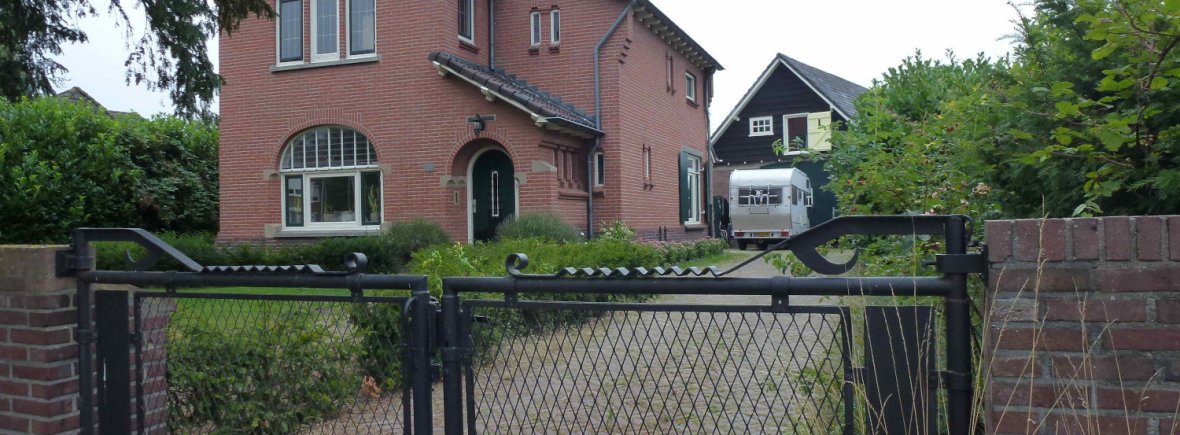 Woonhuis ('Germina') met schuur en hekwerken werden gebouwd in 1936. In dat jaar gaf kippenhandelaar De Vries uit Beek-Ubbergen aan architect W.S. Ibes opdracht het geheel te ontwerpen. Aannemers waren H.P. Tax, Willems en Van de Hoge, 2013 (Henk van Gaal via DF3459 RAN CC0)