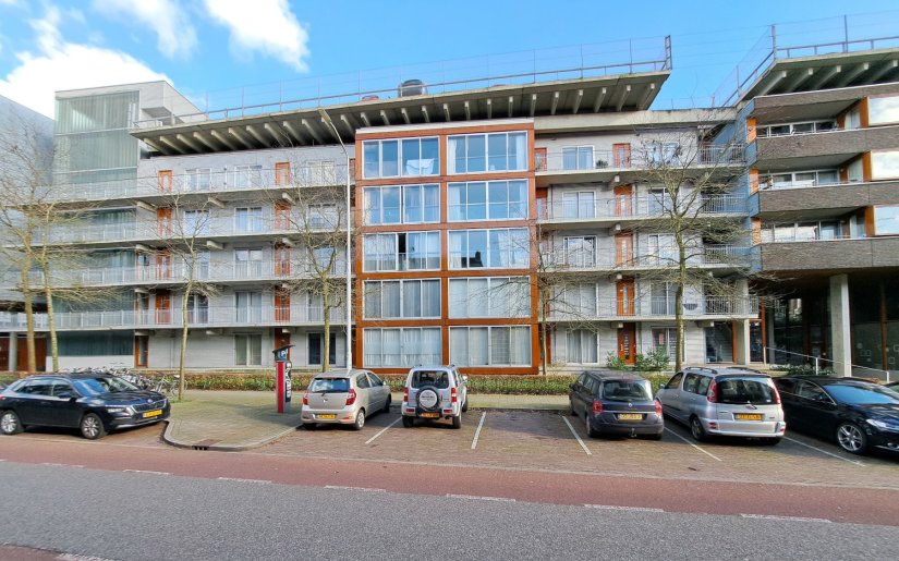 Hunnerstaete met parkeerplaatsen boven het gebouw (Maart 2024)