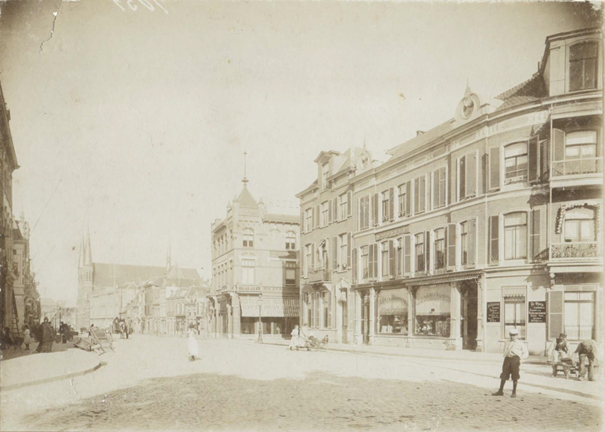 Uiterst rechts Creyghton: De Molenstraat , gezien vanaf de kruising met de Van Welderenstraat en de In de Betouwstraat. In het midden het pand De Bonte Os, op de hoek met de Tweede Walstraat, 1900 (F46492 RAN))