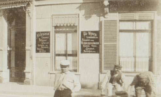 Detail: op het linkerbord lijkt N Creyghton te staan, op het rechterbord is duidelijk “Ijs Wijnen” en in het midden “Ververschingen” te lezen (Detail (F46492 RAN)