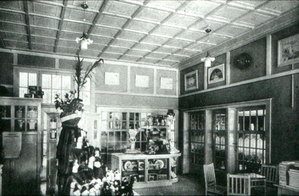 Het interieur van Creijghton's banketbakkerij ; hoek Van Welderenstraat, 1910-1920 (dr Jan Brinkhoff via D414 RAN)