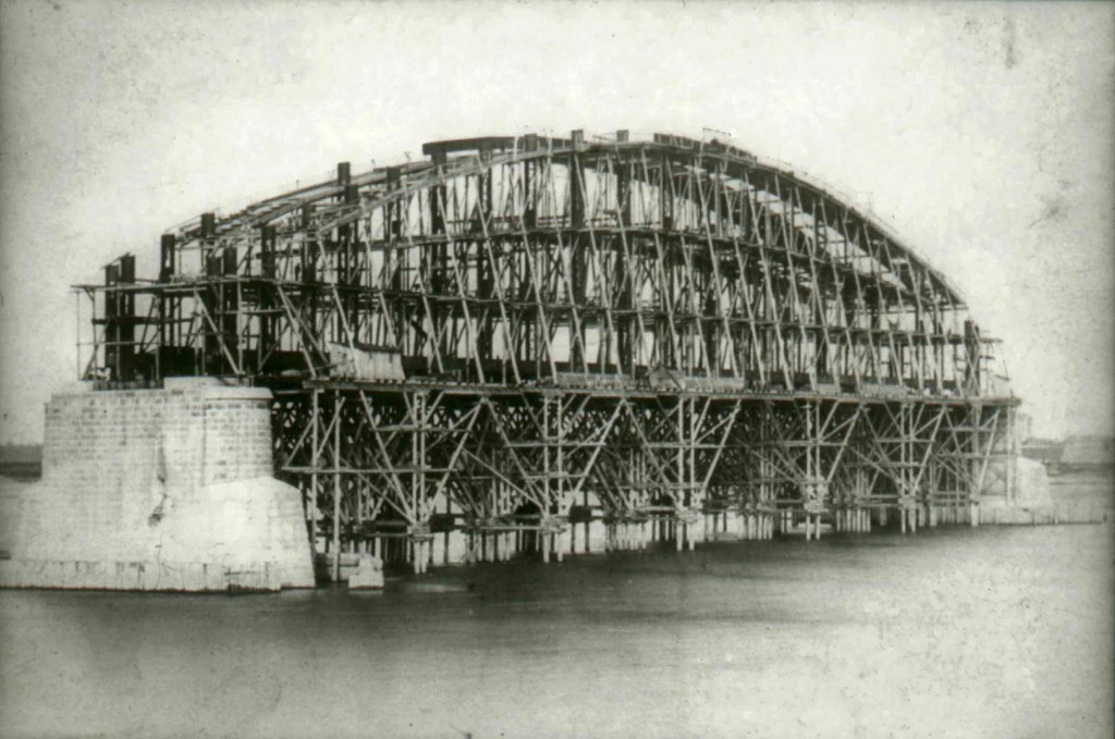 Eerste boog van de spoorbrug in aanbouw, 1875, dr. Jan Brinkhoff via D740 RAN CC0)