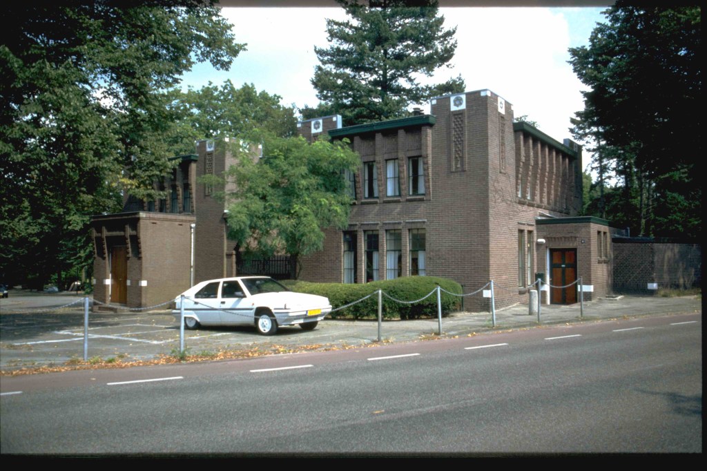 Israëlitische Begraafplaats: Het Huis der Levenden, de Joodse begraafplaats. Hier het hoofdgebouw, augustus 2000 (Nico van Hoorn via D860 RAN CC0) Kwakkenbergweg 1 Kwakkenberg Oscar Leeuw