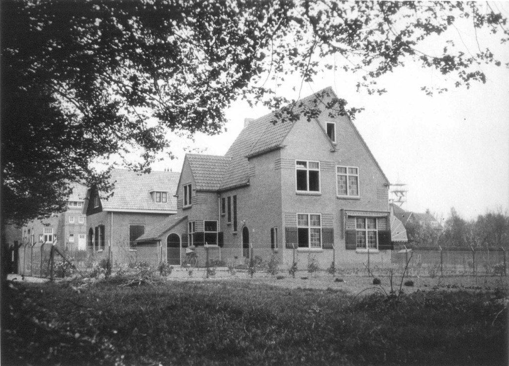 De, in opdracht van L. van der Grinten, weduwe van M.A.P.C. Poelhekke, oud directeur van de gemeente Hogere Burgerschool (HBS), door Oscar Leeuw ontworpen villa; rechts nog net zichtbaar de uitzichttoren aan de Kwakkenbergweg, 1928-1930 (F29292 RAN_