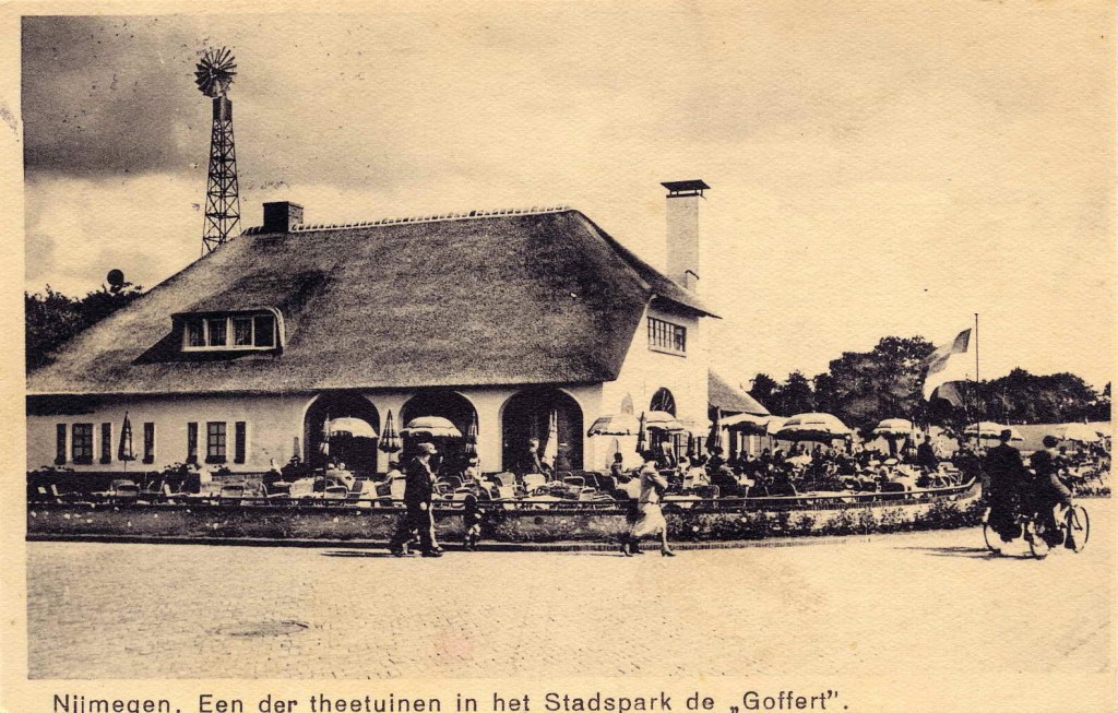 De Goffertboerderij met het terras (theetuin) ten tijde van de opening van het aangenzende stadspark 'De Goffert, Goffertweg 17, 7/1939-9/1939 (uitg A.A. van der Borg via F38969 RAN CC BY-SA)