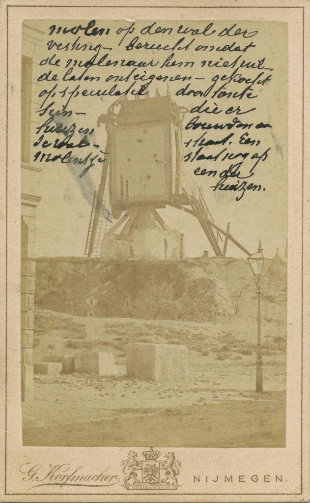 De St. Jacobsmolen, ook Polmolen "Sans Souci" genoemd, met handgeschreven verklarende tekst: “Molen op de wal der vesting. Berucht omdat de molenaar hem niet wilde laten onteigenen. Gekocht op speculatie door tante Sien, die er huizen bouwden aan de Walstraat. Een molentje staat nog op een der huizen” (Tante Sien, Clasina Barbara Philomena Felet, was de vrouw van Lambertus Theodorus van der Waarden), 1882-1885 (Gerard Korfmacher via F475531 RAN)