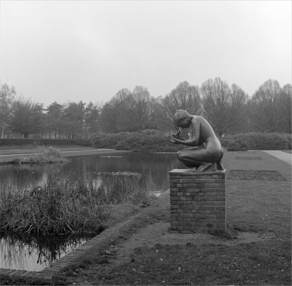 Kammende Baadster, beeld bij vijver rosarium Goffertpark, november 1982 (Ber van Haren via ZN34584 RAN CC0) 