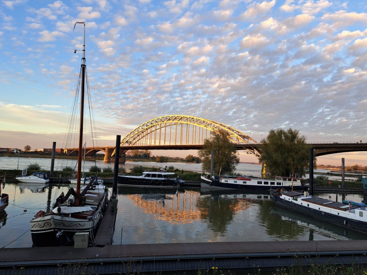 Waalkade Nijmegen: Van Eeuwenoude Bedrijvigheid naar Hedendaagse&nbsp;Recreatie