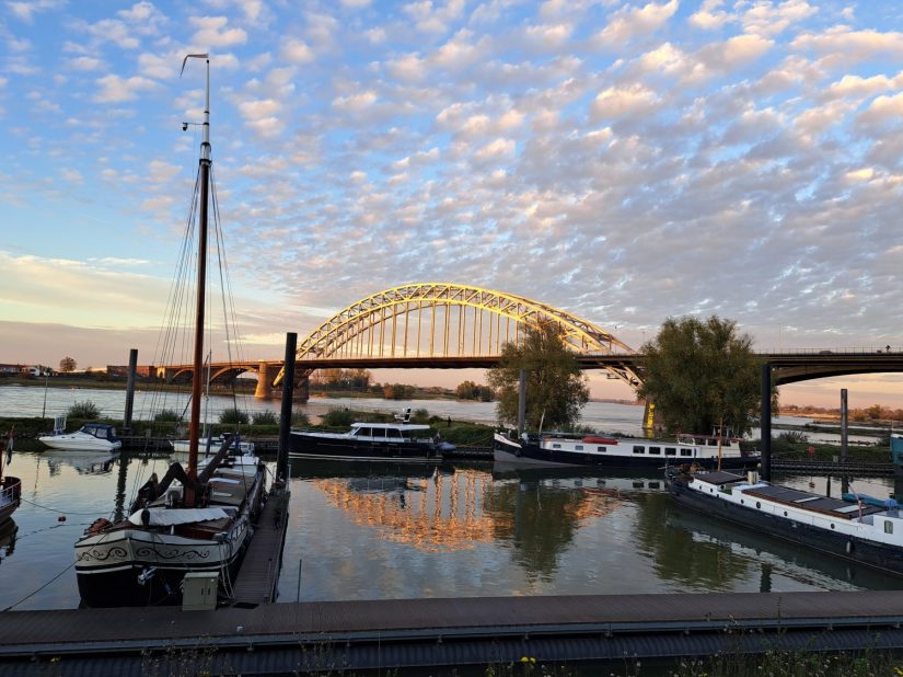 Lindenberghaven met Waalbrug (oktober 2024)